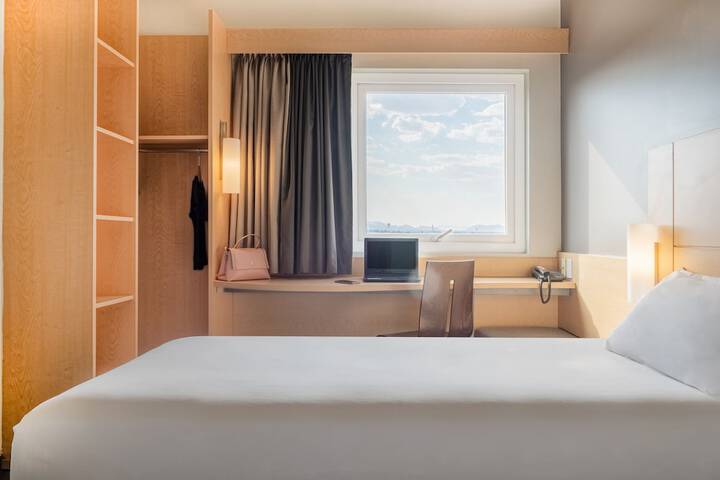 Room 3 of 37