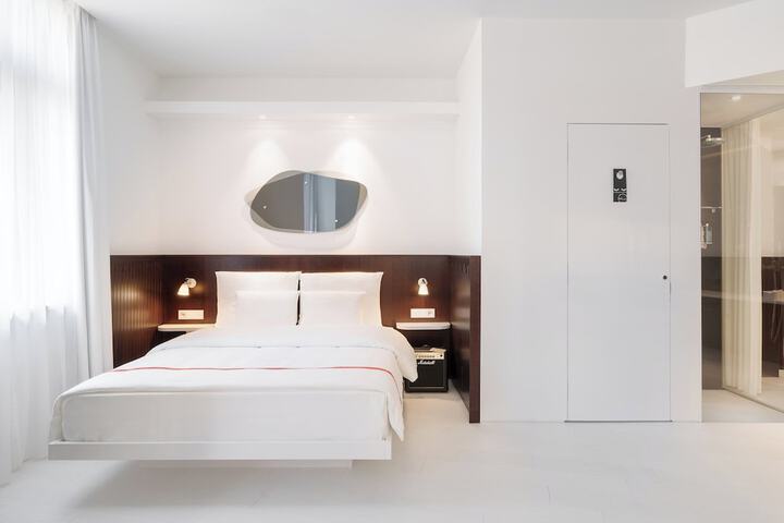Room 2 of 81