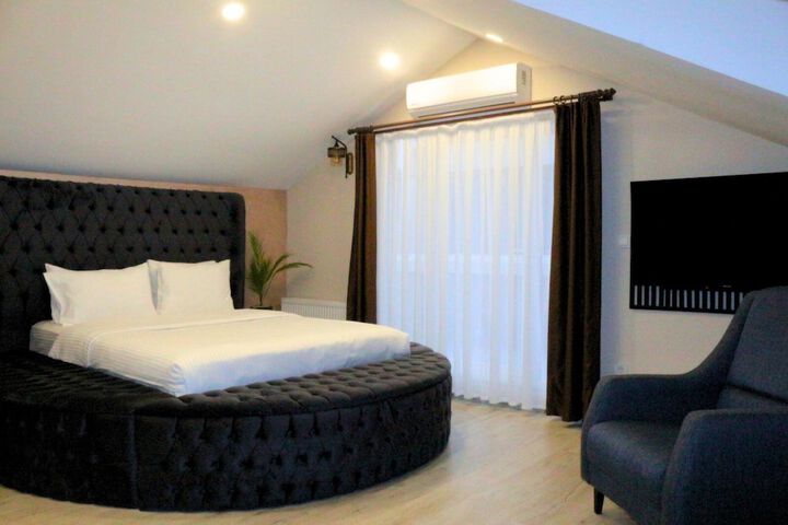 Room 6 of 38