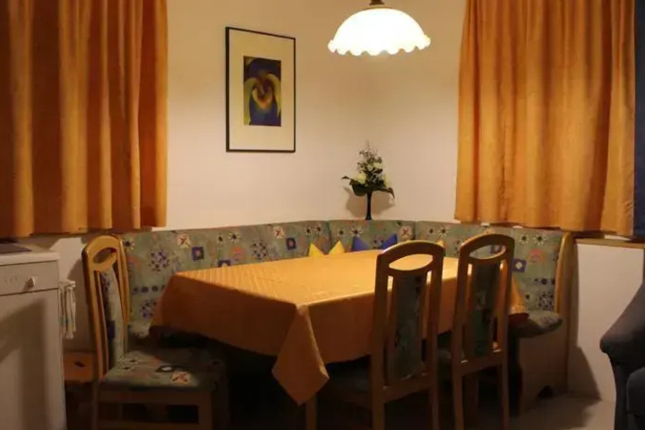 Dining 12 of 13