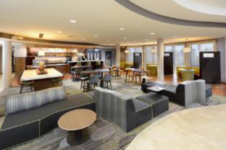 Lounge 7 of 33