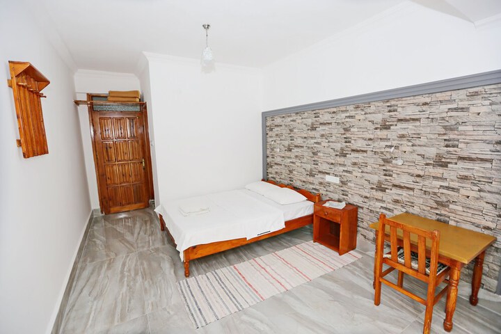 Room 4 of 25