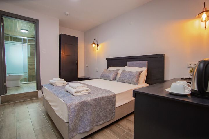 Room 9 of 18