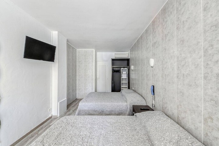 Room 10 of 32