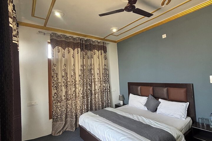 Room 10 of 18