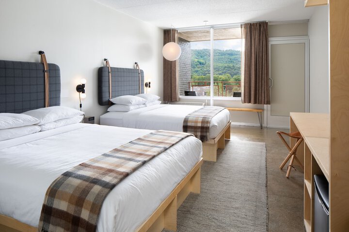 2 Queen Beds Balcony Mountain View (5 of 11)
