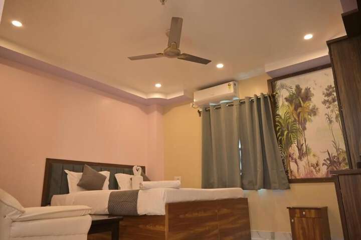 Room 6 of 12
