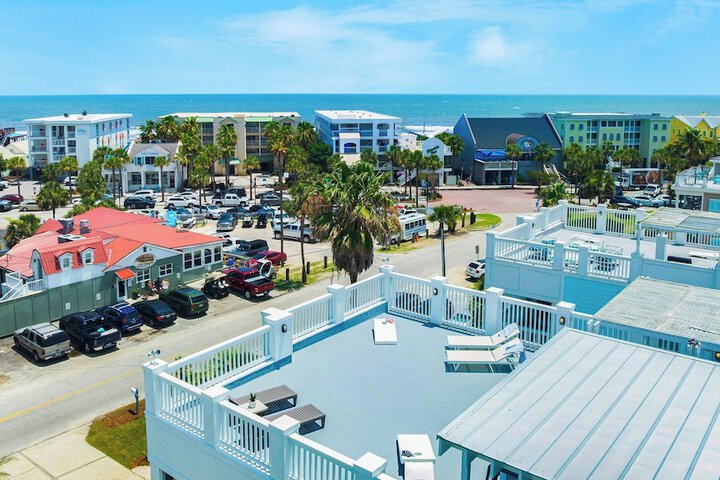 1 Block to Beach Newly Renovated 6bdr w / Rooftop Views Sand Dune by Avantstay