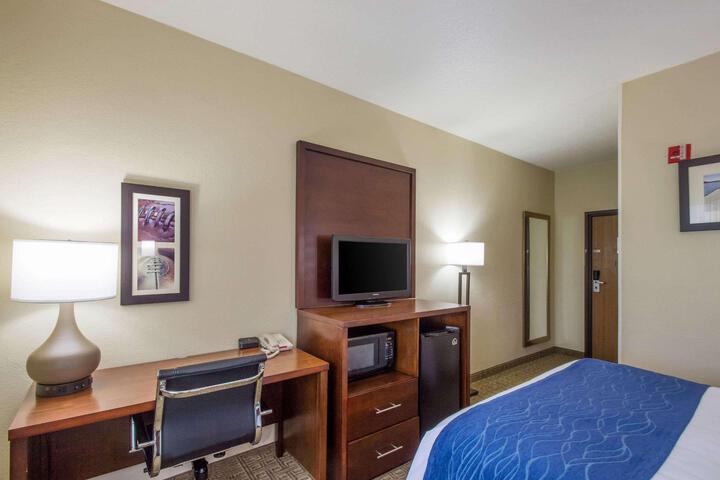 Queen Bed Accessible (8 of 8)