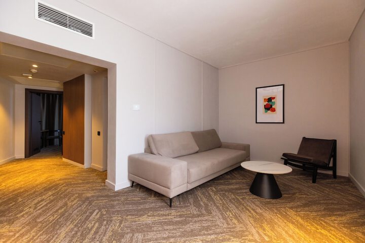 Room 12 of 93