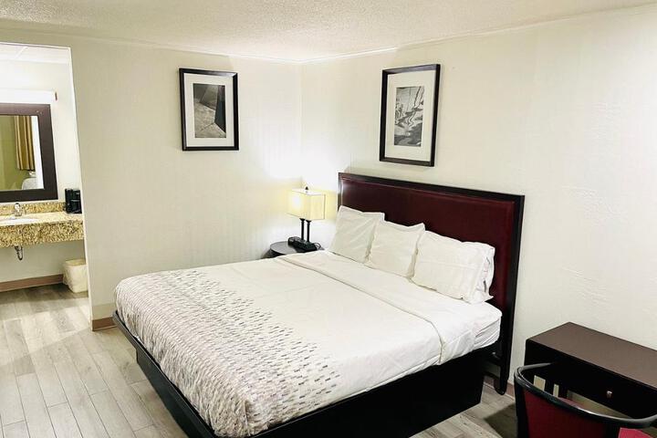 1 King Bed (5 of 6)