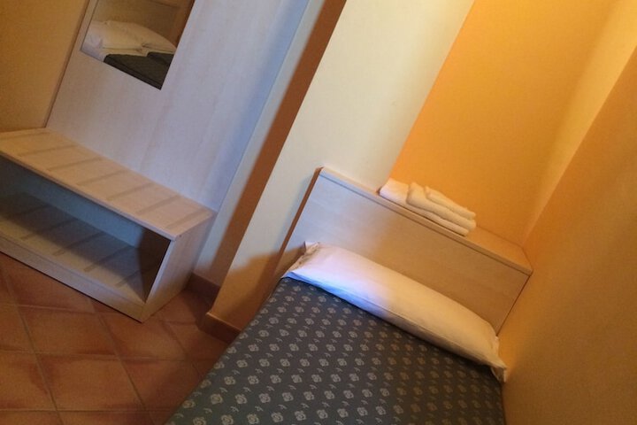 Room 7 of 33