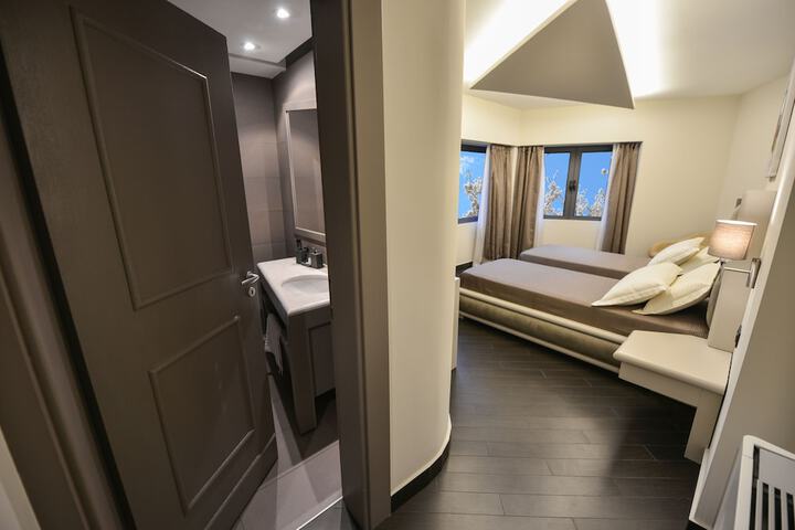 Room 15 of 36