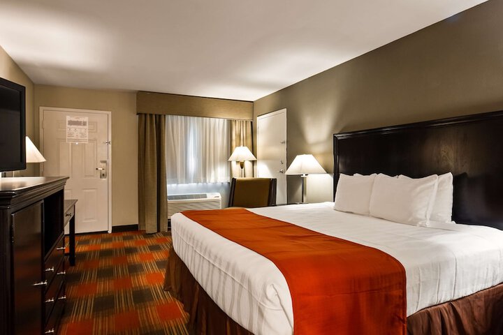 1 King Bed Microwave and Refrigerator WiFi Full Breakfast (3 of 6)