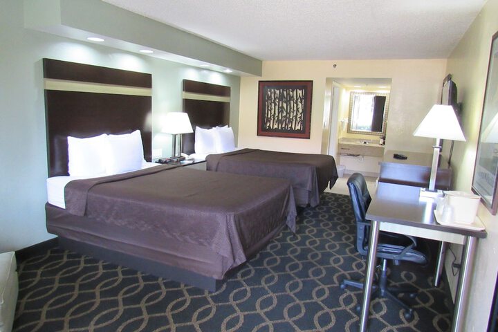 2 Queen Beds (2 of 12)