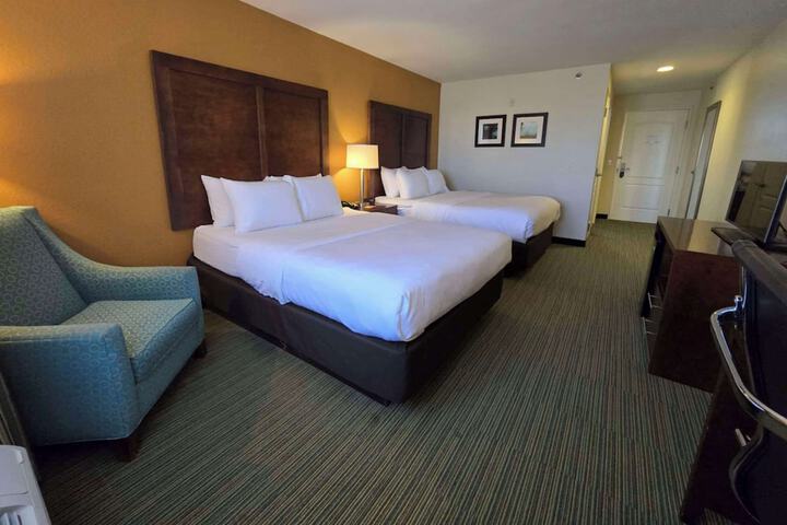 2 Queen Beds (1 of 5)