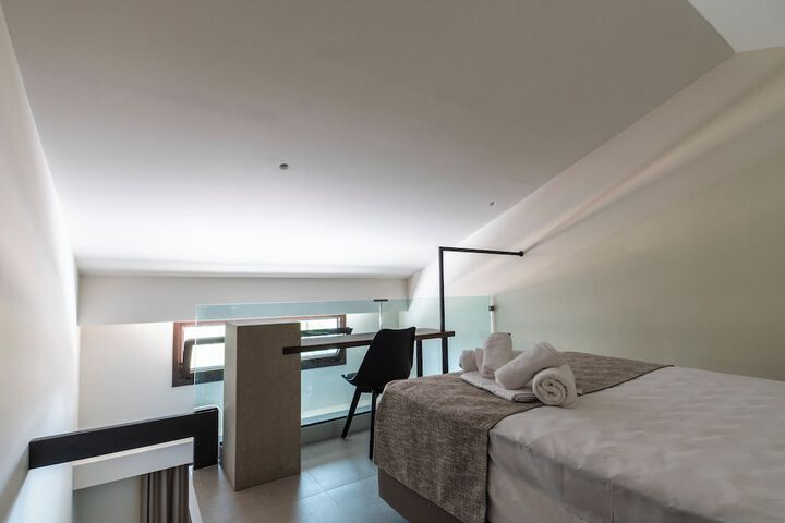 Room 8 of 16