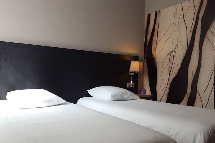 Room 4 of 76