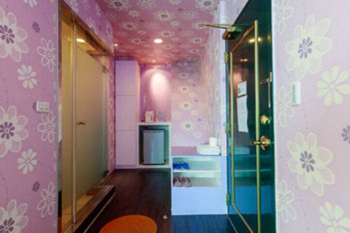 Room 9 of 11