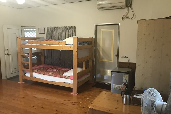 Room 4 of 8