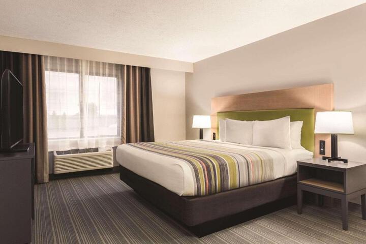 1 King Bed Accessible (6 of 13)