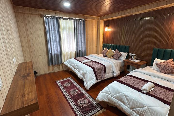 Room 4 of 8