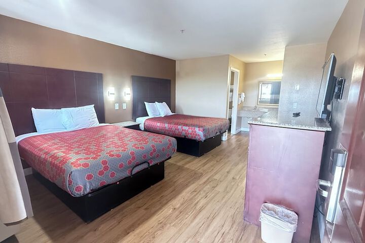 2 Queen Beds (2 of 10)
