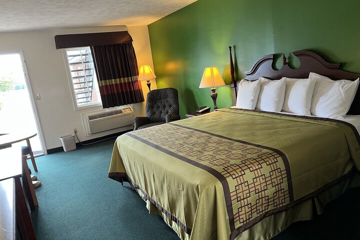 Room 11 of 28