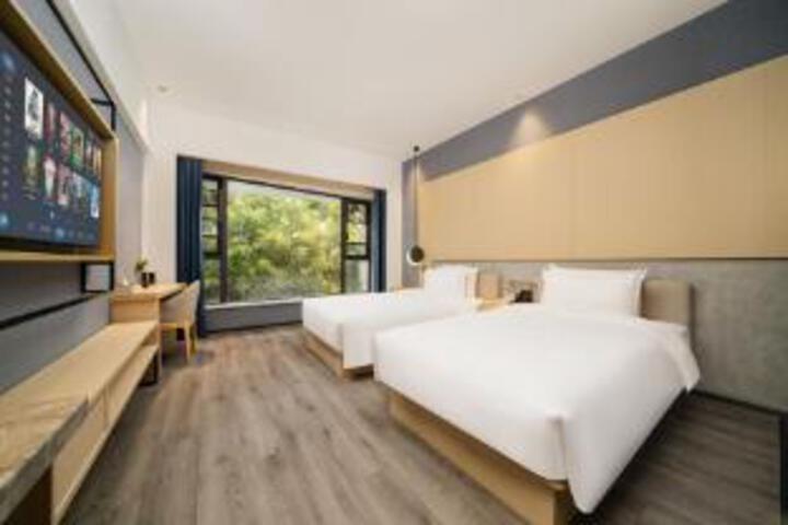 Room 8 of 9