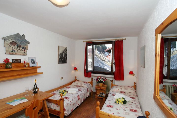 Room 4 of 16