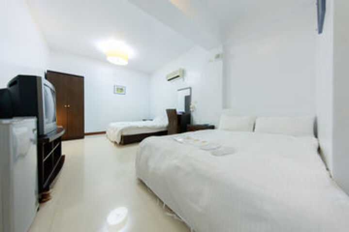 Room 10 of 18