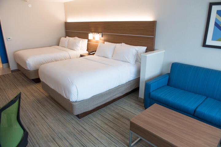 2 Queen Beds (5 of 10)