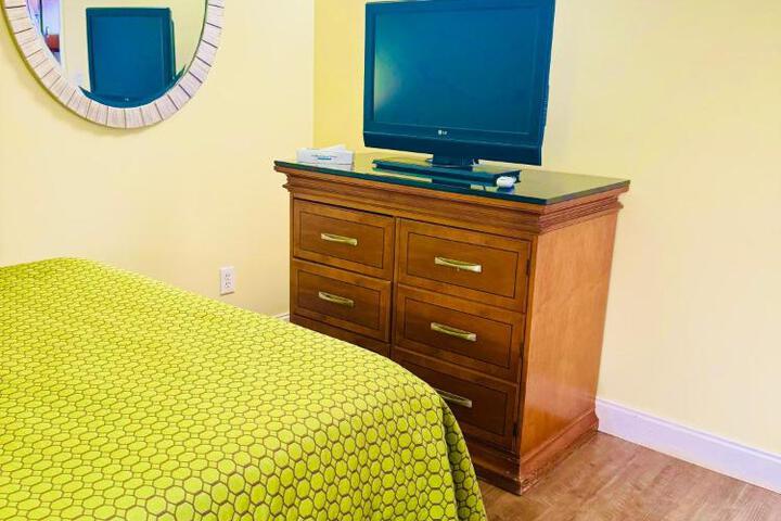 2 Room Suite with 1 Queen Bed and 1 Sofa Bed (4 of 13)
