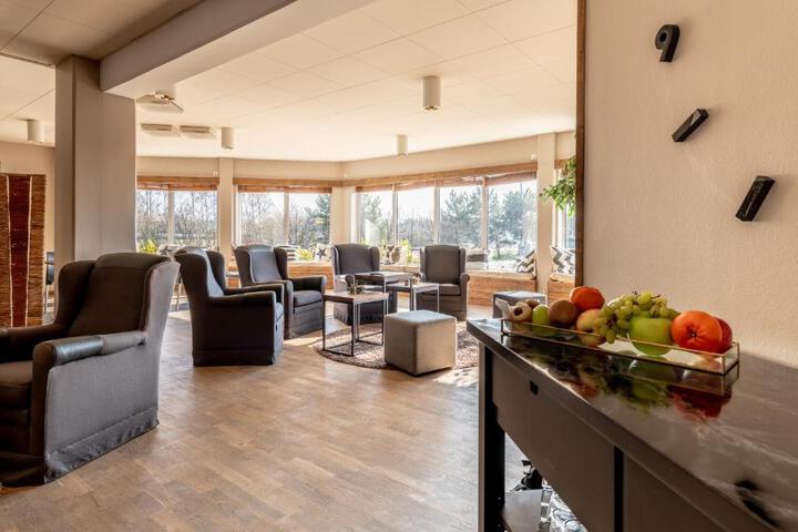 Lounge 2 of 23
