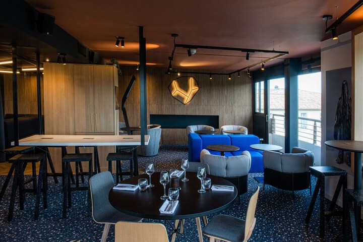Lounge 89 of 148