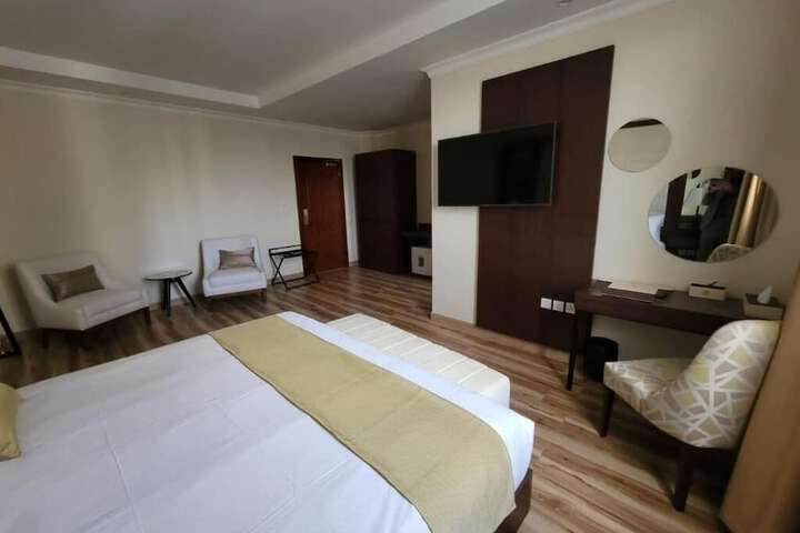 Room 4 of 17