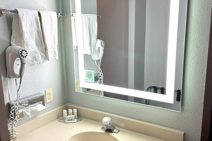 2 Queen Beds Mobility Accessible Bathtub with Grab Bars (2 of 10)