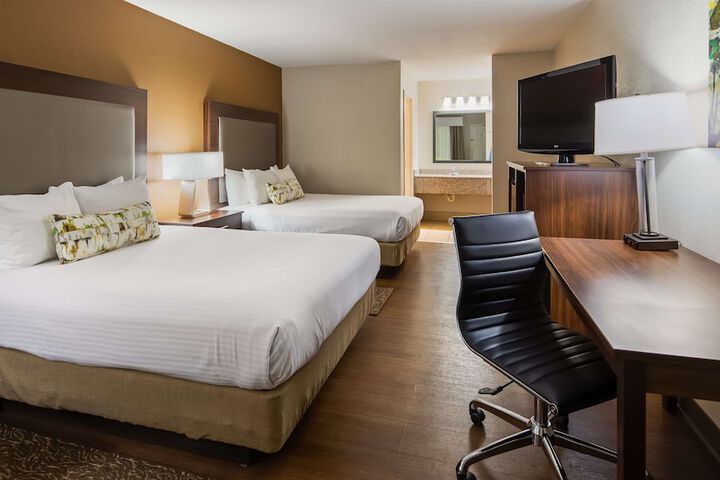 2 Queen Beds Microwave and Refrigerator WiFi Full Breakfast (2 of 7)