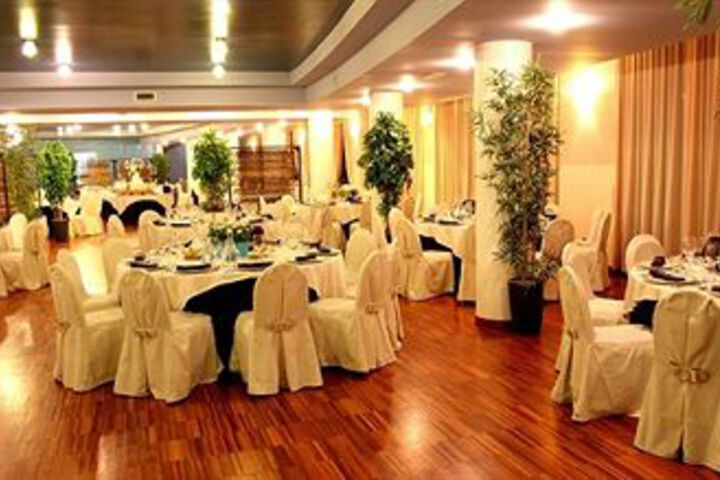 Ballroom/Hall 4 of 32