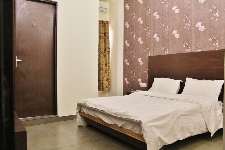 Room 8 of 19