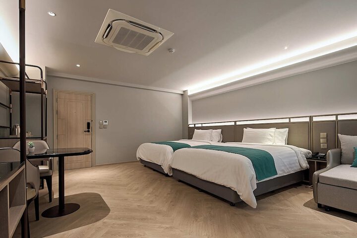 Room 172 of 212