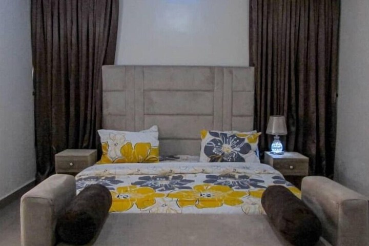 Room 4 of 25