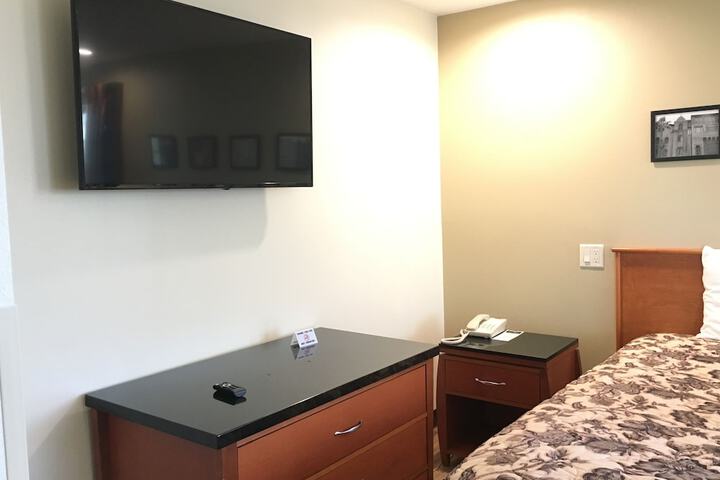 1 King Bed (3 of 13)