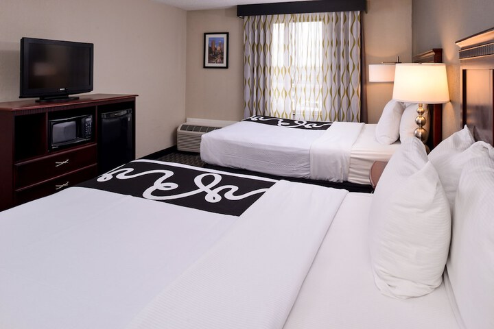 2 Queen Beds Mobility Accessible (6 of 16)