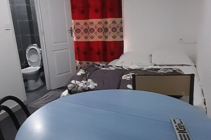 Room 6 of 18