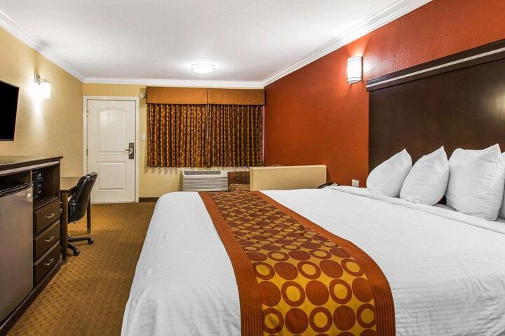 1 King Bed (4 of 11)