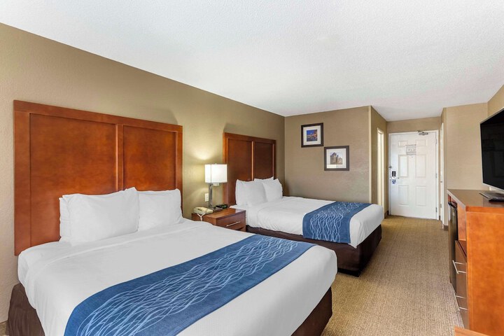 1 Queen Bed (17 of 21)