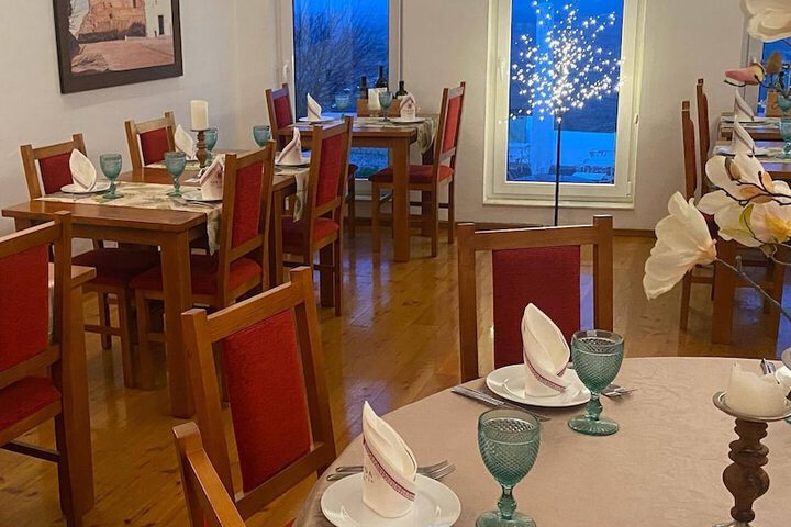 Dining 37 of 62