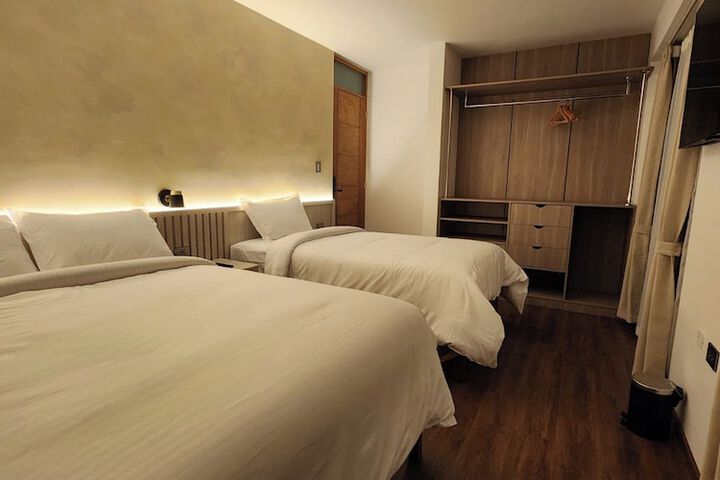 Room 4 of 18