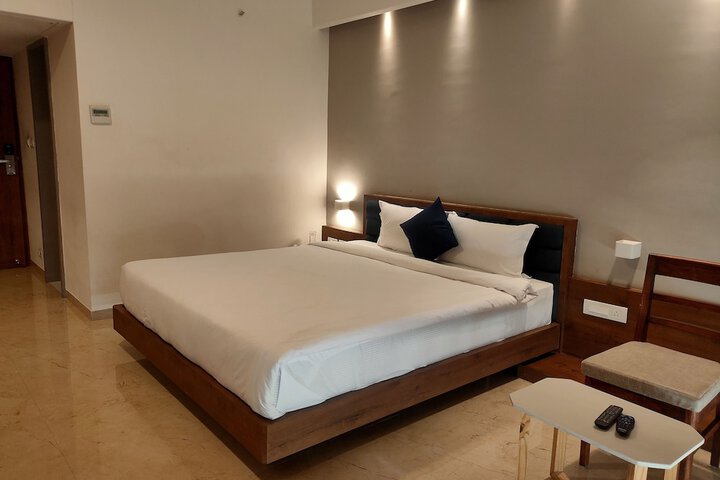 Room 10 of 32